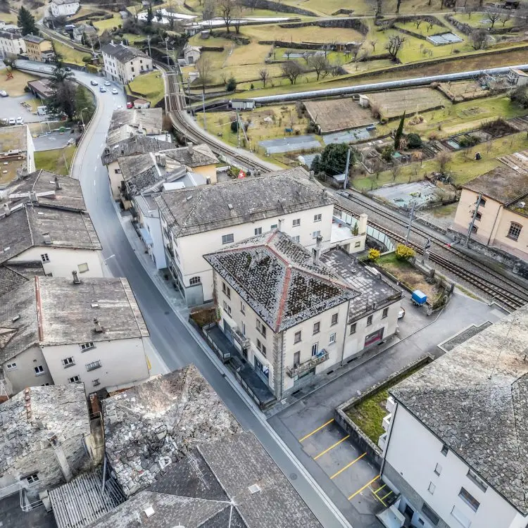Campocologno: Geografia di un Gioiello Alpino lungo il Trenino Rosso - i Tetti Campocologno: Geografia di un Gioiello Alpino lungo il Trenino Rosso - i Tetti